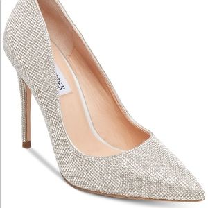SOLD ON IG Steve Madden Daisie Pumps